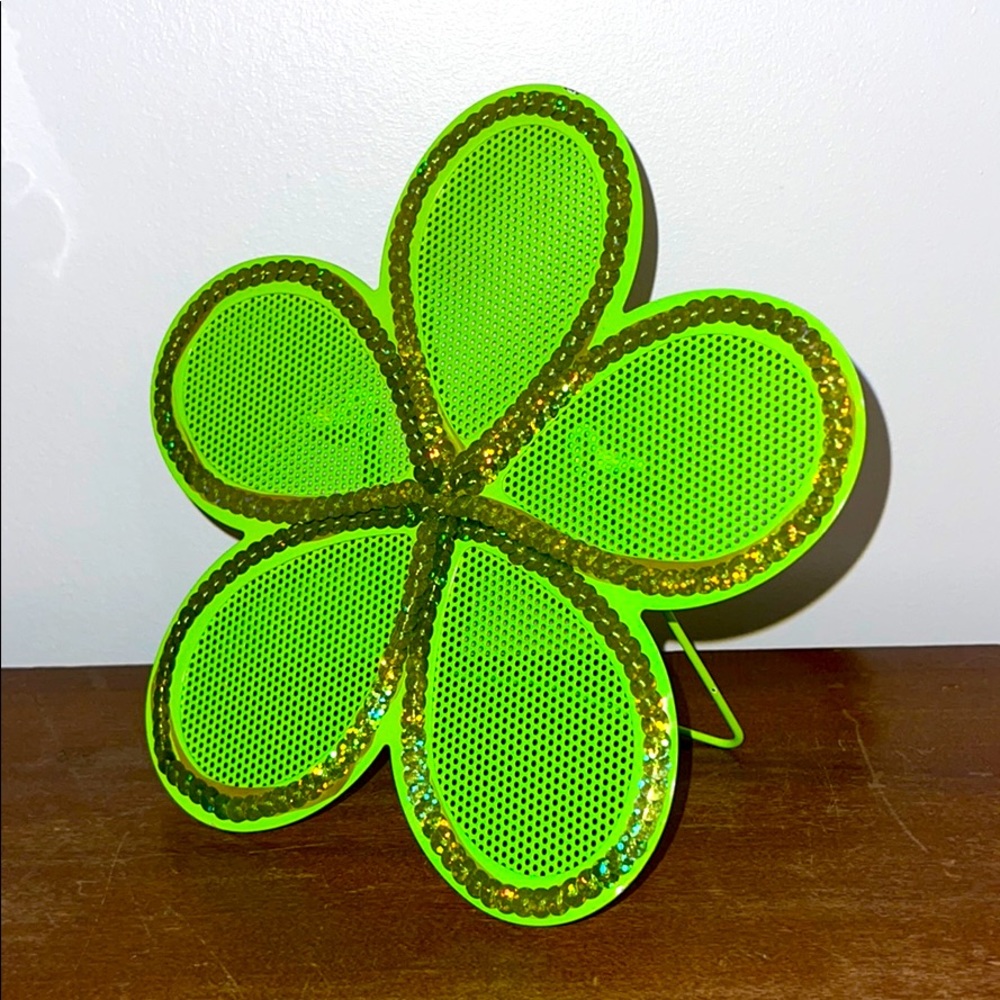 Flower stud earring holder